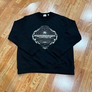 BURBERRY
Black Globe Graphic Sweatshirt